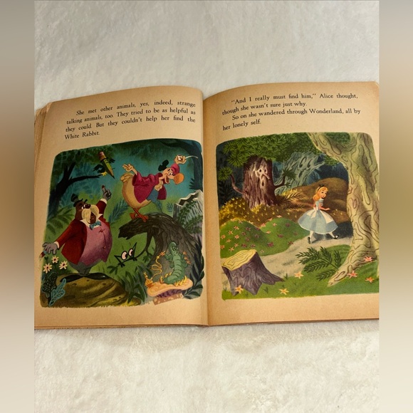 A Little Golden Book - Alice In Wonderland Meets The White Rabbit 1951 - Picture 8 of 16